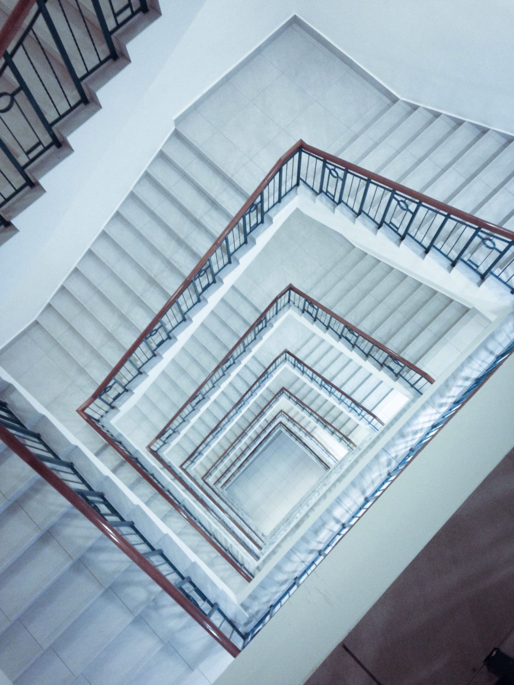 Largas escaleras de un bloque de pisos