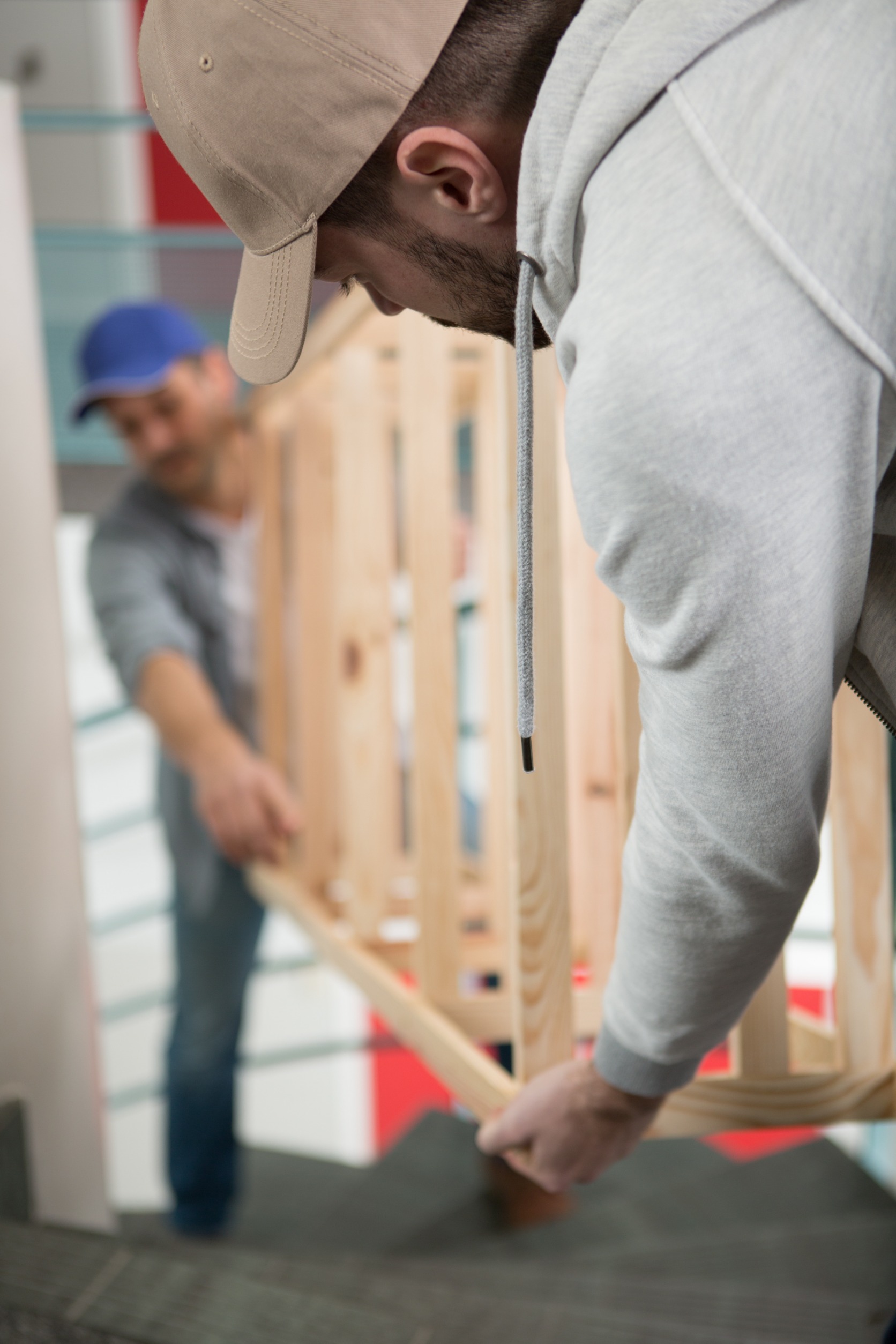 Equipo de reformas transportando estructura de madera
